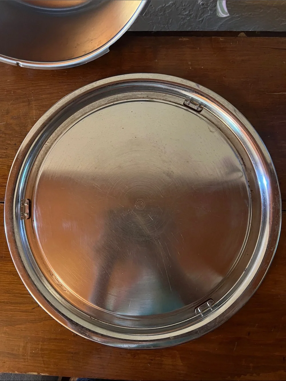 Circa 1960s Locking Chrome Metal Cake Saver